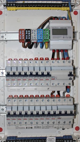 ABB Striebel & John Unterverteilung 3-reihig, unter Putz, bestückt mit: 1 Fi und 20 LS B 16 A 1-polig + Drehstromzähler